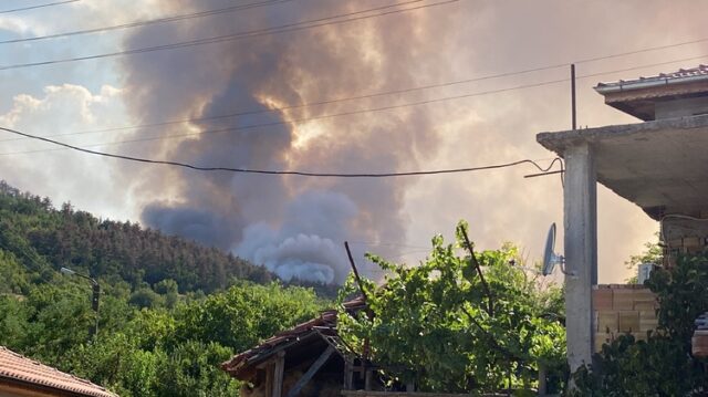 Пожар застрашава крайните къщи на село Михилци, евакуирани са хората от две от къщите, съобщи кметът на Хисаря Ива Вълчева