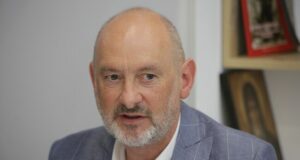 Дейвид Гиър.