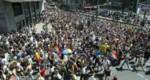 Тринайсет души са обвинени в германския град Кьолн, след като са свалили знамена с цветовете на дъгата