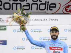 Френски колоездач беше глобен за спиране, за да целуне съпругата си по време на седмия етап на "Тур дьо Франс"