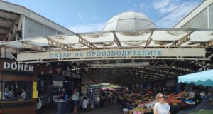 Цените на някои основни хранителни стоки, плодове и зеленчуци по борсите у нас бележат лек спад през седмицата, по данни на ДКСБТ