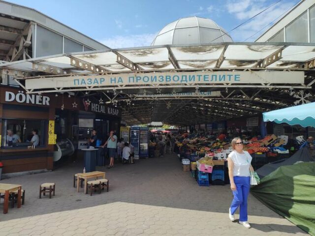 Цените на някои основни хранителни стоки, плодове и зеленчуци по борсите у нас бележат лек спад през седмицата, по данни на ДКСБТ