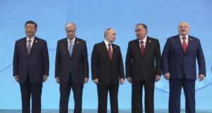 Китайският президент Си Цзинпин (вляво), казахстанският президент Касъм-Жомарт Токаев, президентът на Русия Владимир Путин и колегите им от Таджикистан и Беларус, Емомали Рахмон и Александър Лукашенко (вдясно), на срещата на върха на ШОС в Астана