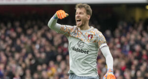 Арсенал взима вратаря на Борнемут Нето