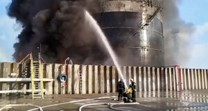 Голям пожар гори трети ден в руски склад за гориво, атакуван от Украйна с дронове