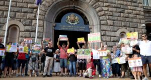 Граждани протестираха пред Министерския съвет срещу строителство на екопътека, свързваща кв. „Княжево“ с природен парк „Витоша“