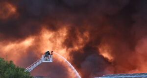 Двама пожарникари са пострадали при пожара в село Царацово