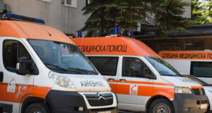 Дете е в болница с тежки наранявания след инцидент на плажа в Созопол с почистваща машина