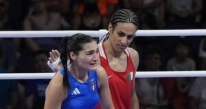 Анджела Карини вляво се отказа разплакана от двубоя с алжирката Снимка: АП/БТА