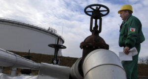 ЕК отхвърля искането на Унгария и Словакия да им посредничи в разговорите с Украйна за вдигане на санкциите срещу "Лукойл"