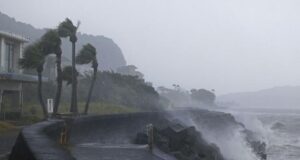 Изключително мощният тайфун "Шаншан" достигна бреговете на Япония