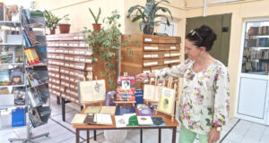 Изложба, посветена на поетесата Дора Габе, е подредена в Разградската библиотека