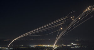 зраелската система за ПВО "Железен купол" прехваща атака от Ливан над района на Галилея