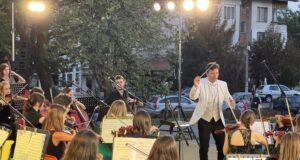 Класически концерт на участниците в четвъртото издание на "Академия Роза" събра стотици на централния площад в Шипка