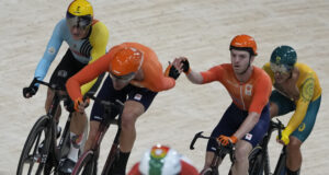 Отборът на Нидерландия бе дисквалифициран от надпреварата в мъжкия Мадисън заради изблъскване на колоездач от Великобритания