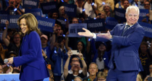 ПРЕГЛЕД НА СВЕТОВНИЯ  ПЕЧАТ
                                                                                                Харис и Уолз се подготвят за първо телевизионно интервю