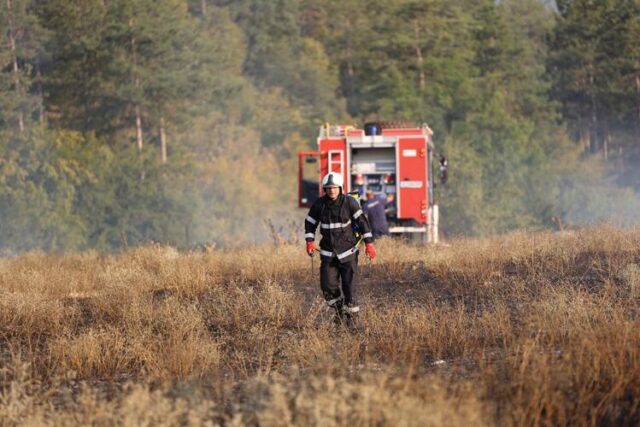 Пожарът при полигона край Благоевград е погасен, при жп гара „Пейо Яворов“ продължават действията по гасене