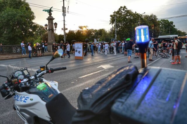 Приключи протестът с искане за оставката на служебния министър на вътрешните работи Калин Стоянов, движението на Орлов мост е възстановено