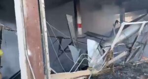 Русия удари украински супермаркет, има убити и ранени (ВИДЕО)