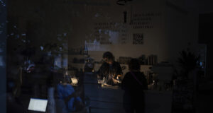 Руски безпилотни летателни апарати са атакували енергийна инфраструктура в украинската Черниговска област, съобщи "Укренерго"