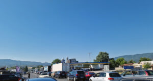 Сезонът на отпуските: Търсенето на коли под наем се разпределя от юни до септември, туристи тръгват към морето и с електромобил