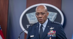 След размяната на удари между Израел и "Хизбула"
                                                                                                Рискът от по-голяма война в Близкия изток намаля до известна степен, каза най-висшият американски военен пред Ройтерс