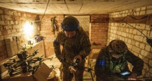 Украйна засилва ударите си на далечни разстояния, като потопи руска подводница и нанесе удари по военно летище