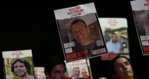 Израелски демонстранти протестират в Тел Авив с искане за освобождаване на взетите от "Хамас" заложници,