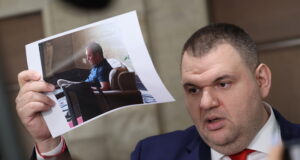 „Няма Москва да командва България“: Пеевски показа „тайният касиер“ на президента