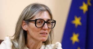 Служебният министър на транспорта Красимира Стоянова ще представлява министерството по дело във ВАС по процедурата за 35 влака