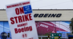 "Боинг" спира наемането на нови служители и съкращава несъществени разходи