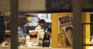 "МакДоналдс" вече няма да изисква от служителите си в Япония да са с "естествен" цвят на косата