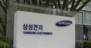 "Самсунг електроникс" планира съкращения на работни места в чуждестранните си подразделения, по данни на източници на Ройтерс