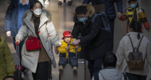 Бащи, които си остават вкъщи, разклащат патриархалното общество в Китай