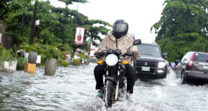 Близо 300 затворници избягаха от нигерийски затвор след наводнения