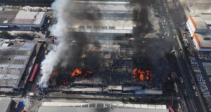 Голям пожар бушува във фабрика в турския град Кайсери