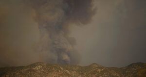 Горски пожар източно от Лос Анджелис заплашва десетки хиляди домове и наложи евакуации