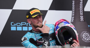 Джейк Диксън финишира първи в Арагорн за дебютния си успех през сезона в Moto2