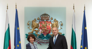 Кабинетът на Силяновска ще поиска обяснение от България защо на срещата ѝ с президента Радев не е имало знаме на Република Северна Македония