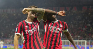 Милан вкара три гола при победата си над Лече и завърши двубоя с 10 човека