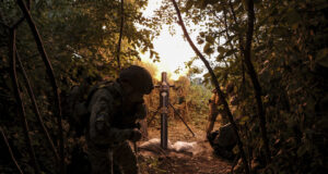 Украински военнослужещи стрелят със 120-милиметрова минохвъргачка срещу руските позиции на фронтовата линия в Донецка област, 15 юни 2024 г.