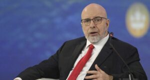 Министерството на правосъдието на САЩ обвини руския телевизионен водещ Дмитрий Саймс в нарушаване на санкциите, а шестима руснаци - в кибератаки