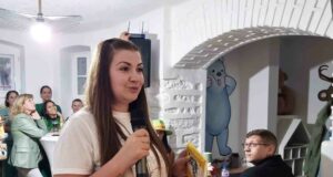 Младата видинска писателка Виктория Топалска представи книгата си „По(д)правки“