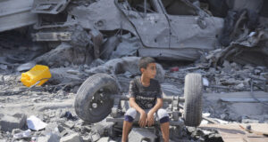 Най-малко 34 души са загинали при израелски въздушни удари по училище и жилища в Газа, съобщиха местни болници