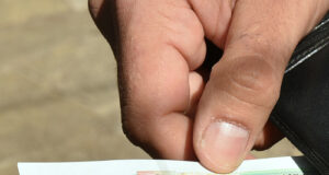 Неистински банкноти от 100 лева, емисия 2018 г., могат да бъдат лесно разпознати при проверка на защитните елементи, обясняват от БНБ