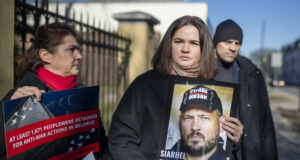 ОБЗОР
                                                                                                Ни лук яли, ни лук мирисали – политзатворници на Лукашенко вадят лук във ферма, собственост на депутат от „Алтернатива за Германия“