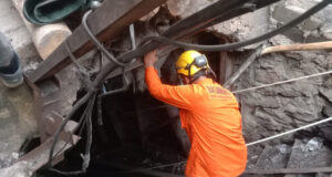 ОБНОВЕНА Най-малко 30 загинали при експлозия на метан във въгледобивна мина в Иран