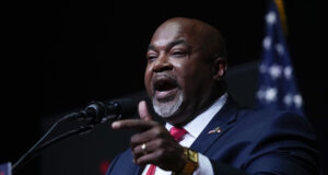 Подкрепяният от Тръмп кандидат за губернатор на Северна Каролина бе уличен в противоречиви публикации на порнографски сайт