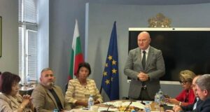 Решения на Отрасловия съвет в Министерството на образованието и науката:
                                                                                                 Измерването на уменията в природните науки за девети клас ще е на 14 и 15 октомври, доставени са и над 9,5 милиона безплатни учебници