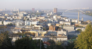 Русия предприе тази нощ удар с дронове срещу Киев, като причини щети на гражданска инфраструктура, съобщиха властите в украинската столица